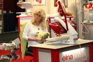 Eine Handelsvertreterin/Messeverkuferin am ELNA Messestand